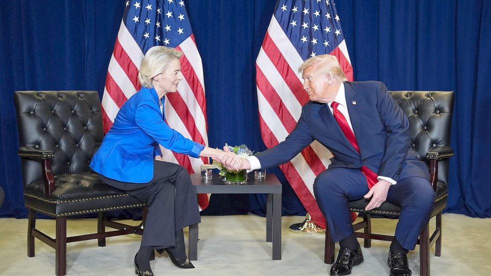 Gelten die jüngsten Vereinbarungen noch? Das ist die Frage nach den jüngsten Zollankündigungen von Donald Trump. Kommissionschefin Ursula von der Leyen lässt zunächst Zuversicht verbreiten. (Archivbild) Foto: Evan Vucci/AP/dpa