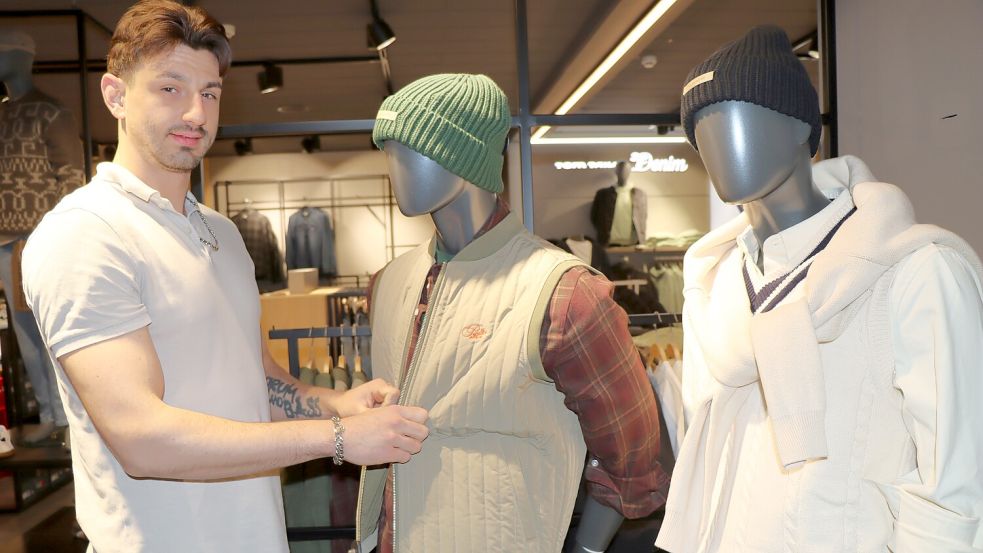 Niklas Brookmann legt letzte Hand bei der Herrenmode an.