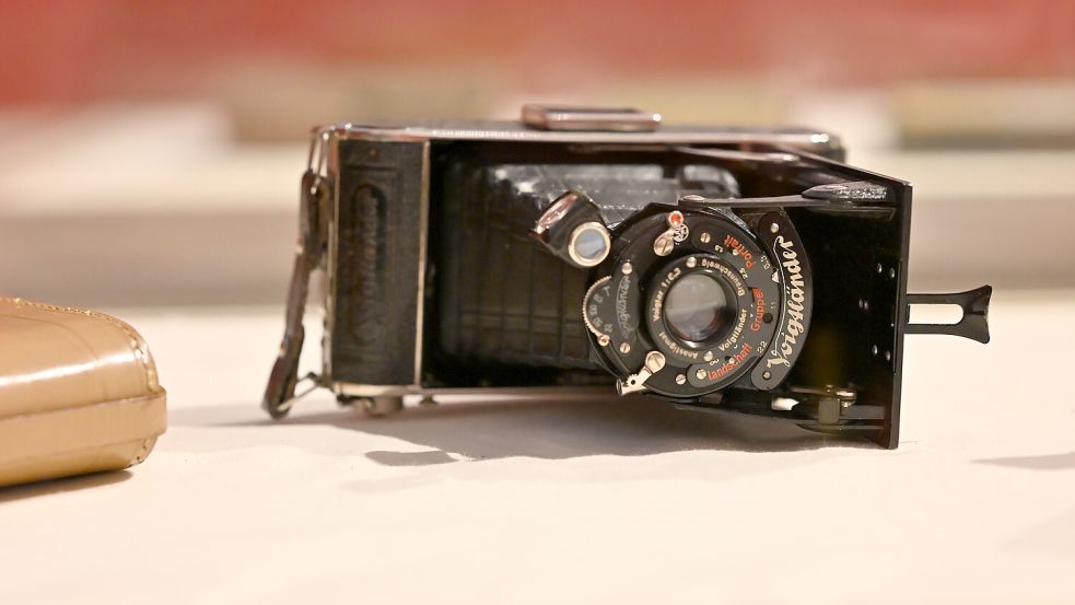 Ergänzt wird die Ausstellung durch eine Auswahl fotografischer Apparate und Zubehör aus der Sammlung von Hellmuth Schulz. Foto: Klaus Ortgies