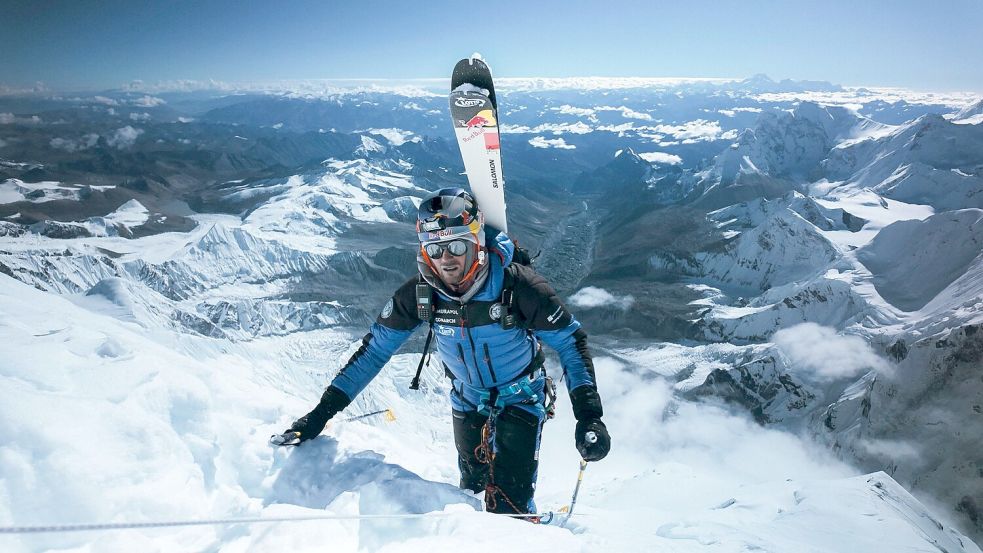 Der polnische Bergskifahrer Andrzej Bargiel am Mount Everest in Nepal vor seiner Abfahrt. Foto: Bartlomiej Pawlikowski/Red Bull
