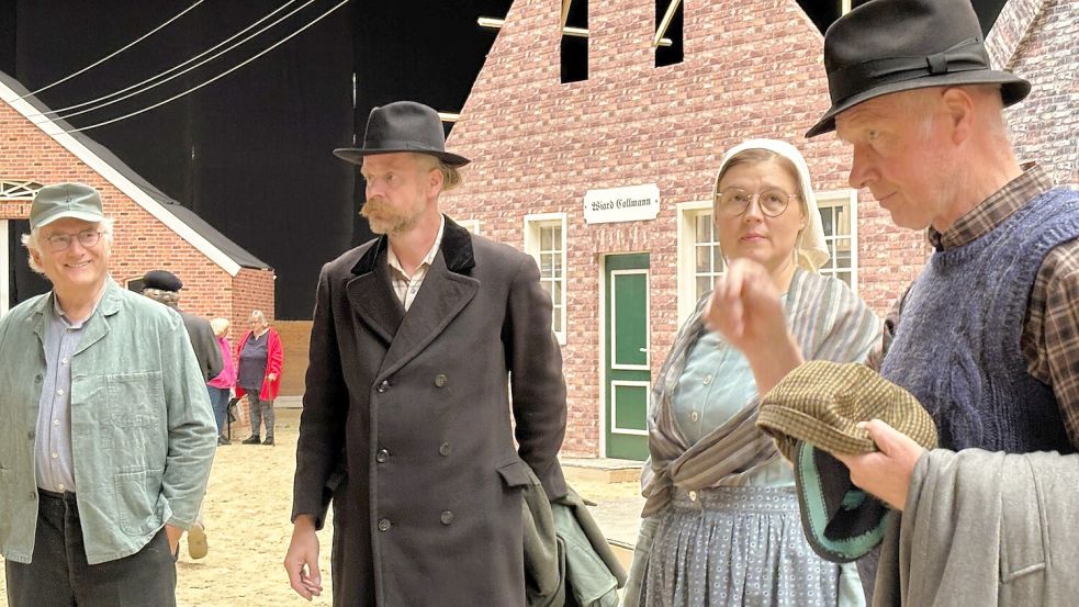 Vor den kritischen Augen der Regisseurin: Hermann Willms (von links), Jens Soeken, Gerhild Janssen und als Knecht Doks Menninga. Foto: Nicole Böning