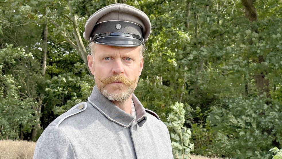 Jens Soeken schlüpft für ein Foto in die Rolle seines Urgroßvaters Berend Soeken. Foto: Nicole Böning