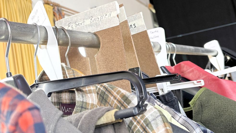 Ordnung muss sein, damit alle Darsteller ihre Kostüme schnell wiederfinden können. Foto: Nicole Böning