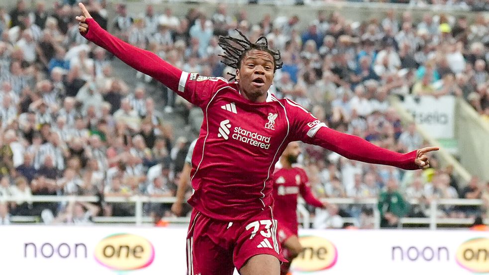 Rio Ngumoha bejubelt sein Debüt-Tor. Der 16-Jährige sicherte Liverpool einen späten Sieg gegen Newcastle. Foto: dpa/PA Wire/Owen Humphreys