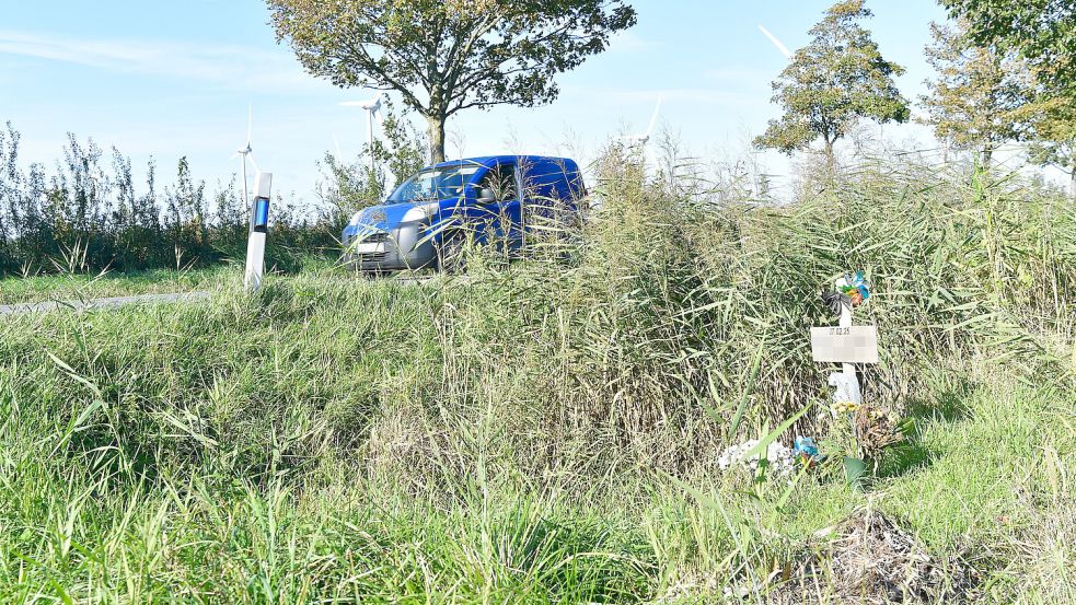 An der Unfallstelle erinnert ein Kreuz mit drei Namen an das Geschehen vom 17. Februar 2025. Foto: Heinz Wagenaar