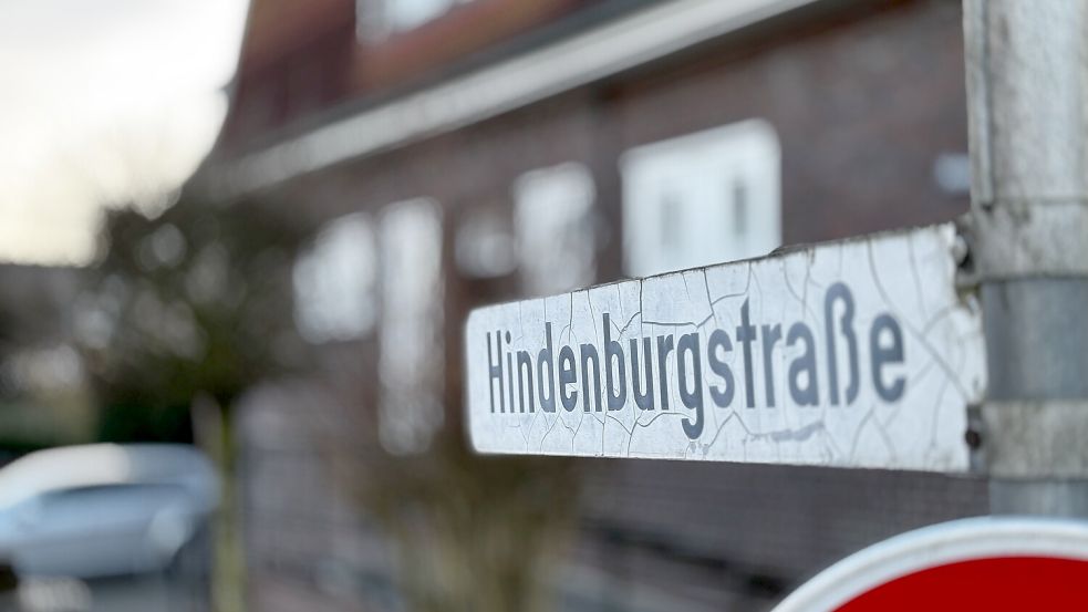 Die Hindenburgstraße im Leeraner Stadtteil Loga wird umbenannt. Das hat der Stadtrat mit knapper Mehrheit beschlossen. Foto: Klaus Ortgies/Archiv