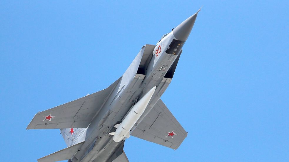 Russische Kampfjets vom Typ MiG-31 haben nach estnischen Angaben den Luftraum des Landes verletzt. Moskau bestreitet das. (Archivbild) Foto: Pavel Golovkin/AP/dpa