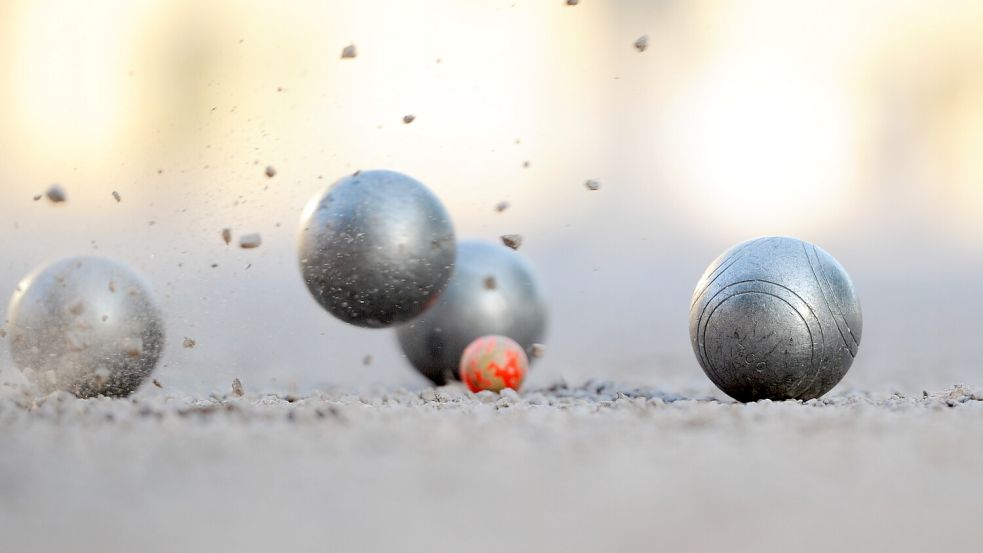 Auch Freunde des Boule-Spiels kommen bei dem Mehrgenerationenplatz auf ihre Kosten. Foto: Bernd Weissbrod/Picture Alliance/dpa