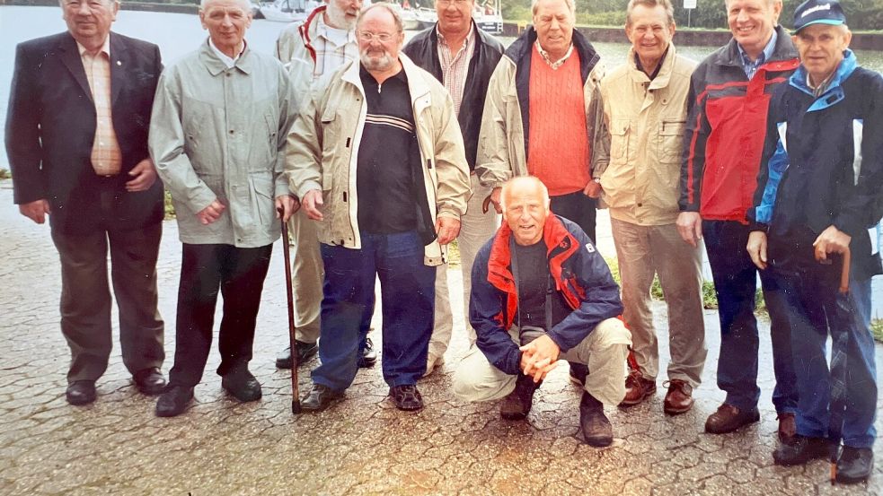 Die Aufstiegsmannschaft des SC Lüstringen aus dem Jahr 1968 war nicht nur auf dem Platz eine Einheit, auch abseits dessen verbrachten sie viel Zeit miteinander: Im Jahr 2006 machte sie eine Schiffsfahrt in Minden. Foto: Bodo Schwarzkopf