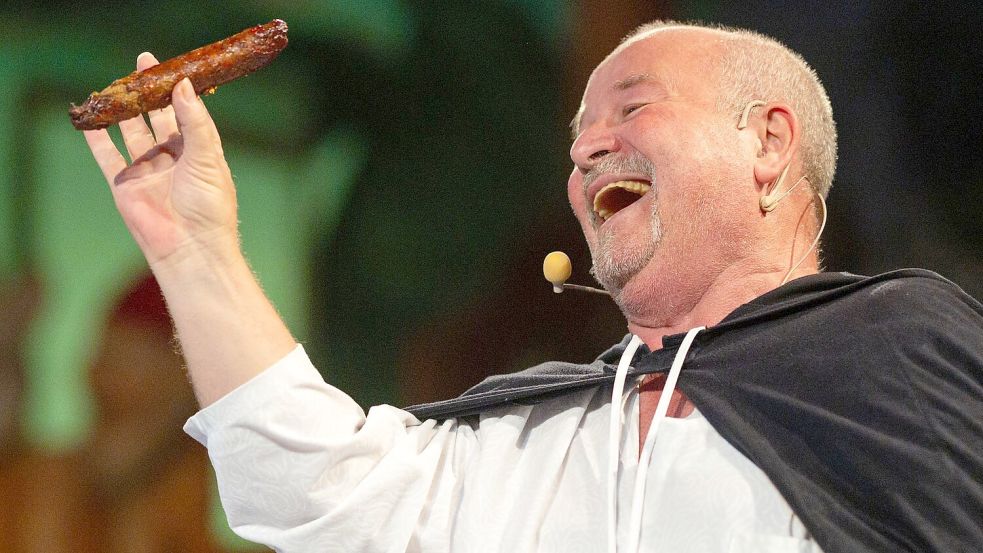 Vor dem Boxkampf um die älteste Bratwurstküche ein bisschen nachgestellte Geschichte: Probst Johann von Siebeleben soll 1404 erstmals eine Bratwurst erwähnt haben. Bernd Plachter spielte ihn nun. Foto: Michael Reichel