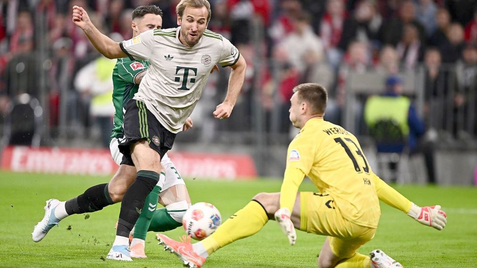 Endstation Kal Hein (r): Hier scheitert Harry Kane am Werder-Torhüter. Foto: Harry Langer