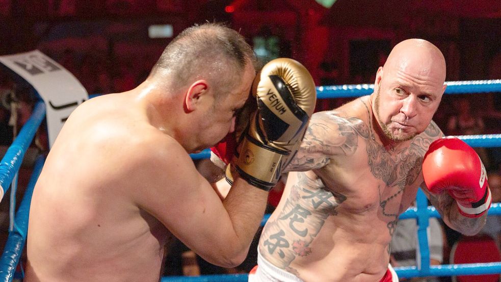 Die Amateurboxer Daniel Bertz (r) gewinnt für Thüringen gegen Hasan Arli für Nürnberg bei dem Show-Boxkampf. Foto: Michael Reichel