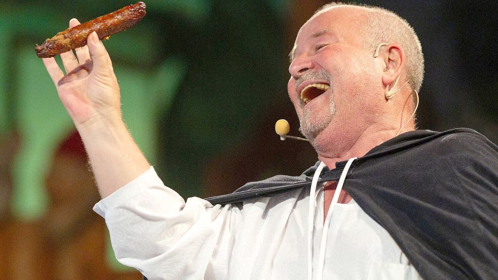 Vor dem Boxkampf um die älteste Bratwurstküche ein bisschen nachgestellte Geschichte: Probst Johann von Siebeleben soll 1404 erstmals eine Bratwurst erwähnt haben. Foto: Michael Reichel