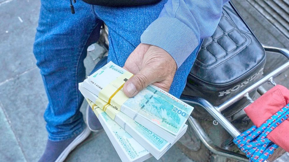 In den vergangenen zehn Jahren hat der Rial 97 Prozent seines Wertes gegenüber dem Euro eingebüßt. (Archivbild) Foto: Vahid Salemi/AP/dpa