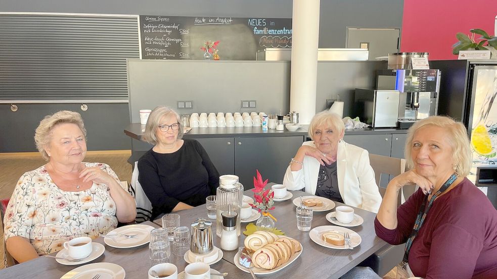 Bei Tee, Kaffee und Kuchen lassen die Frauen es sich gut gehen. Foto: Julia Conrads