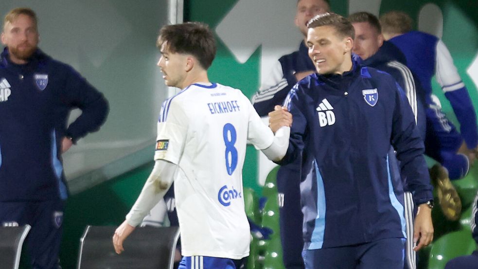 Mika Eickhoff holt sich die Glückwünsche von Bastian Dassel ab. Fotos: Doden/Emden