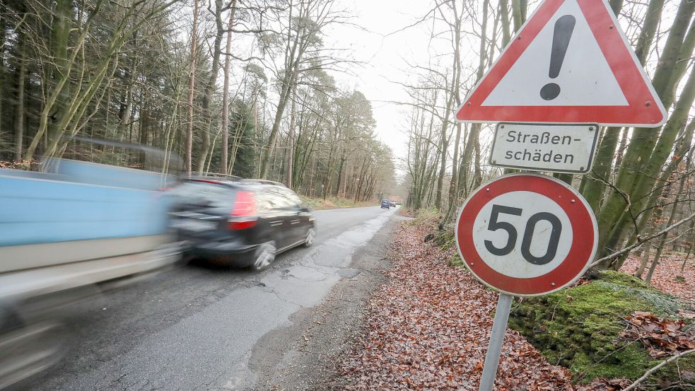 Die Fahrbahn des Südewegs in Aurich weist viele Schäden auf, hier eine Archivaufnahme. Foto: Romuald Banik