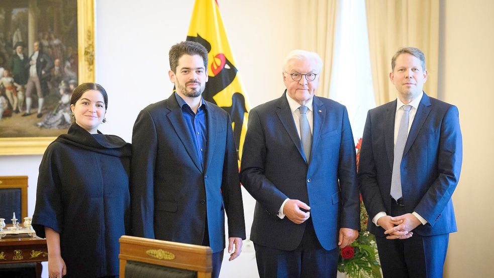 Erst eine Aus-, dann eine Einladung: Intendant Wiegand zusammen mit dem designierten Chefdirigenten Shani bei Bundespräsident Steinmeier. (Archivbild) Foto: Bernd von Jutrczenka/dpa