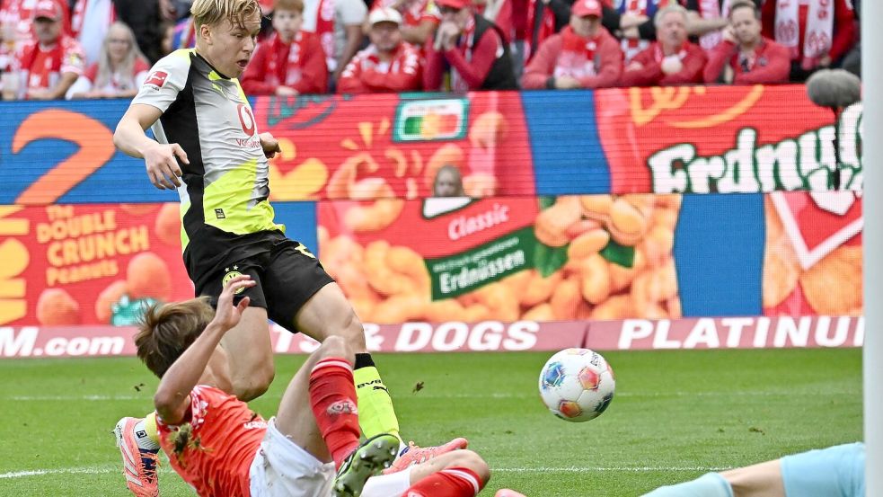 Daniel Svensson (l) erzielte das 1:0 für Borussia Dortmund gegen den FSV Mainz 05. Foto: Torsten Silz