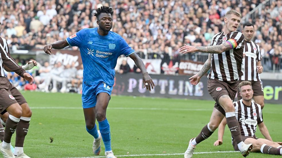 Erzielte die 1:0-Führung für Bayer: Edmond Tapsoba (M) Foto: Carmen Jaspersen