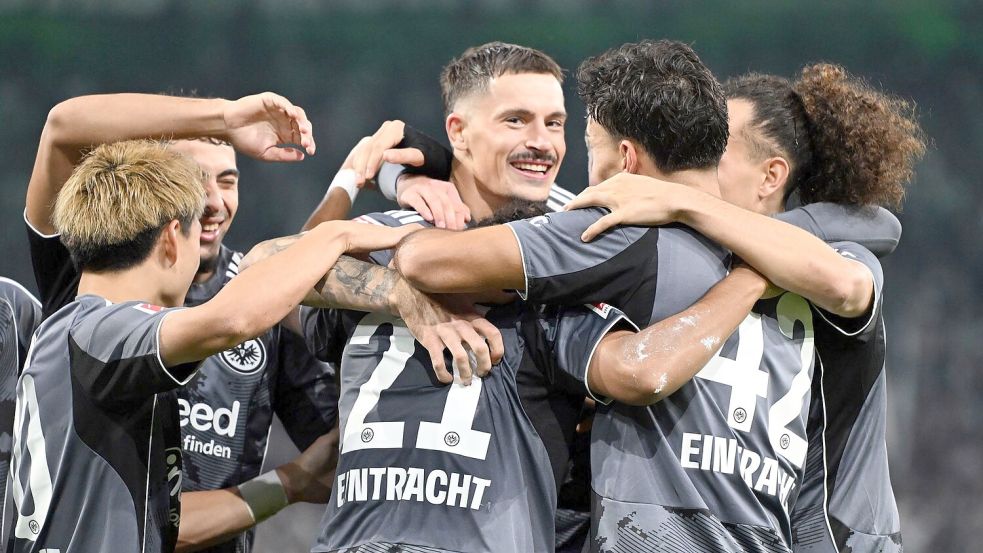 Die Frankfurter Spieler feiern den Sieg in Mönchengladbach. Foto: Federico Gambarini