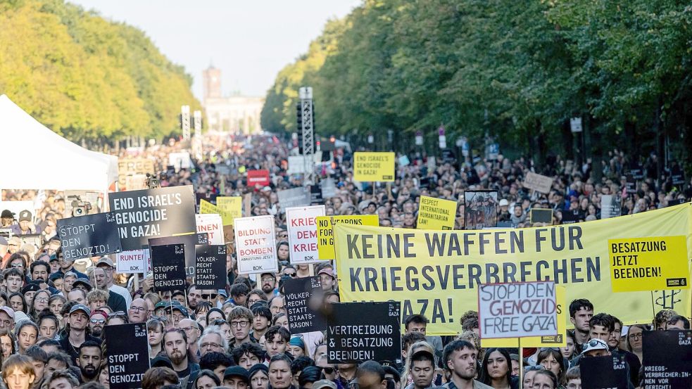Mehr als 100.000 Menschen haben nach Schätzung der Veranstalter am Gaza-Protest teilgenommen. Die Polizei nannte etwas niedrigere Zahlen. Foto: Fabian Sommer/dpa