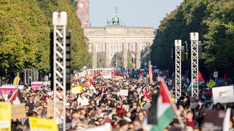 Mehr als 100.000 Menschen haben nach Schätzung der Veranstalter am Gaza-Protest teilgenommen. Die Polizei nannte etwas niedrigere Zahlen. Foto: Fabian Sommer/dpa