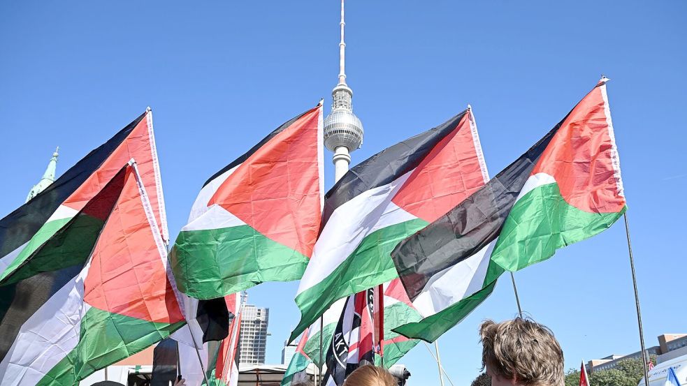 Die Demonstration startete am Alexanderplatz. Foto: Annette Riedl
