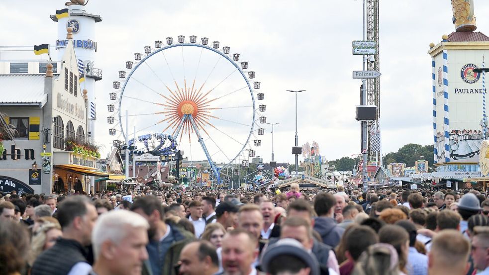 Voll ist es auf der Wiesn oft - zum Tischwechsel ging nun kurzzeitig nichts mehr. Foto: Felix Hörhager