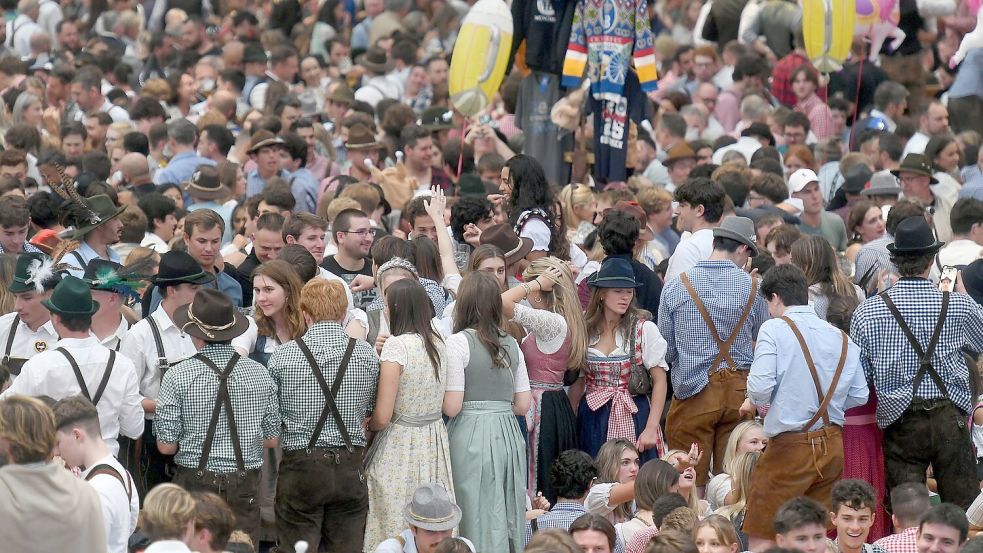 Der guten Stimmung in den Zelten tat die vorübergehende Schließung keinen Abbruch. Foto: Felix Hörhager