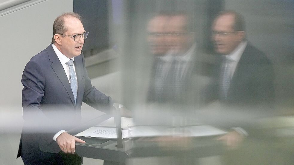 Zum Schutz gegen illegale Drohnenüberflüge plant Innenminister Alexander Dobrindt (CSU) eine Gesetzesreform. (Archivbild) Foto: Michael Kappeler/dpa
