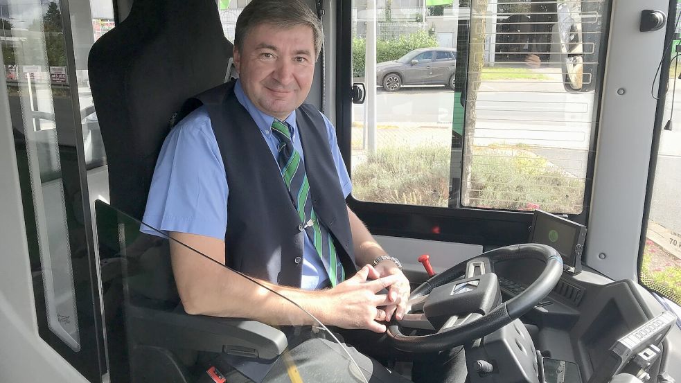 Ein Busfahrer, der, wenn es wie vorgesehen läuft, den Bus nicht fahren muss: Sergej Dudkin hinter dem Steuer des Albus. Foto: Maik Nolte