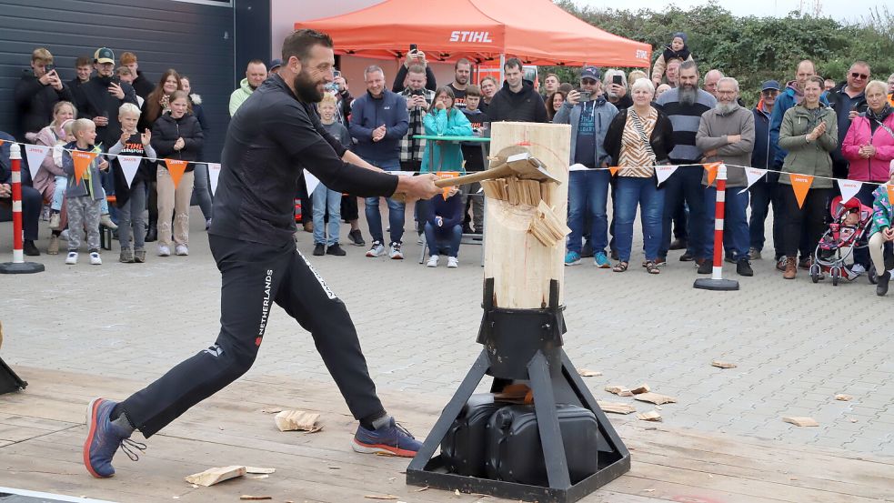 Ben Terpstra zerlegte mit seiner Axt in Hochgeschwindigkeit den Holzklotz. Fotos: Hans Passmann