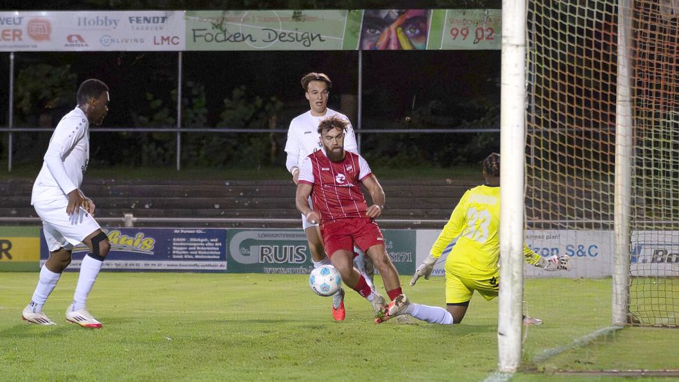Arlind Jonjic (am Ball) erzielte in der ersten Halbzeit schon drei Treffer. Fotos: Lohmann