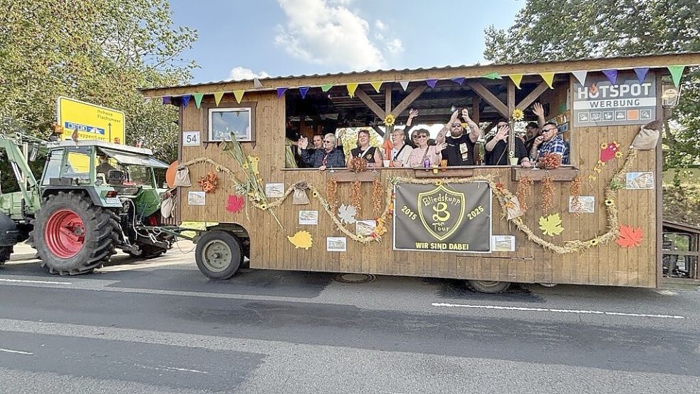 In Völlenerkönigsfehn hat am Sonntagmittag der Ernteumzug begonnen. Foto: Henrik Zein
