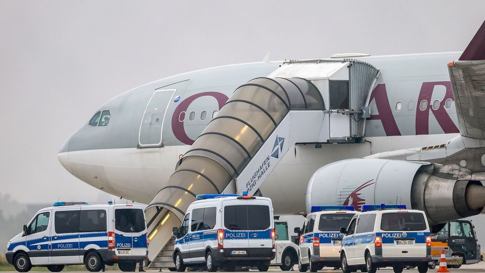 Im Juli startete von Leipzig/Halle aus der bisher zweite Abschiebeflug seit der Machtübernahme der Taliban 2021 nach Afghanistan. An Bord waren nach Behördenangaben 81 Straftäter. Foto: Jan Woitas