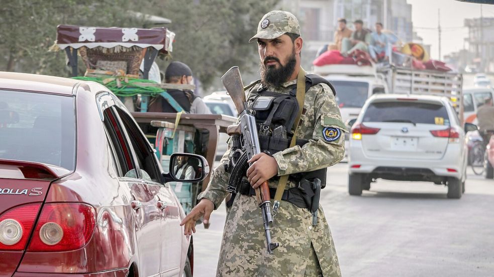 Die Taliban sind wegen ihrer Missachtung von Menschen- und vor allem Frauenrechten international isoliert. Nun will Deutschland aber offizielle Gespräche mit ihnen aufnehmen. Foto: Siddiqullah Alizai/AP/dpa