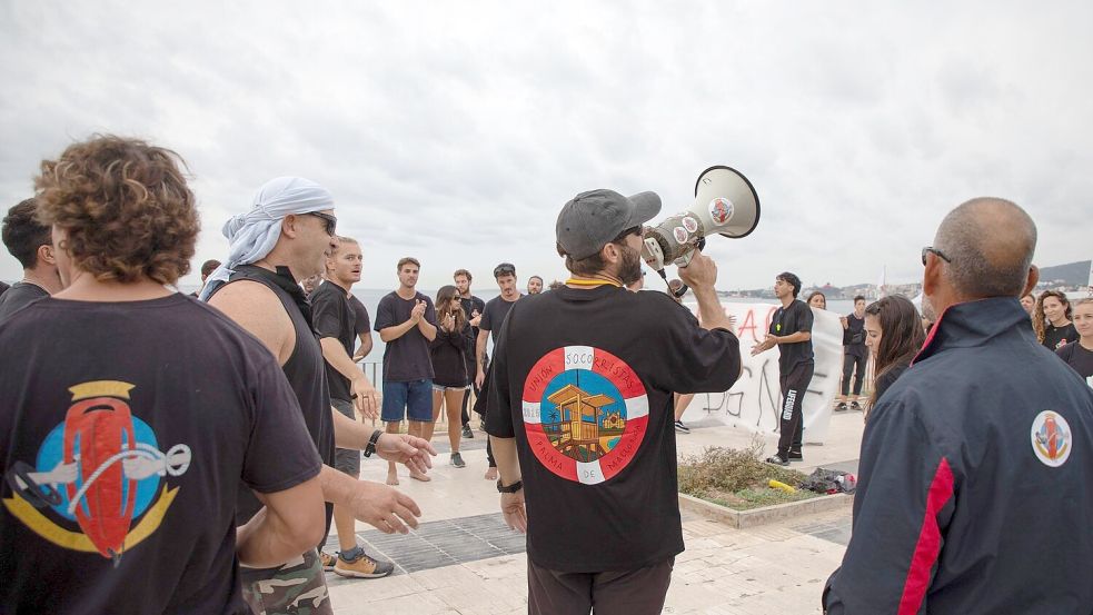 Die Protestierenden beklagen Arbeitszeiten von teils mehr als 200 Stunden im Monat. Foto: Clara Margais
