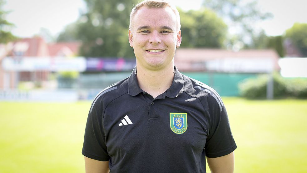 Pewsums Trainer Jonas Petersen freute sich über eine gute Leistung seiner Mannschaft gegen Hinte. Foto: Jens Doden/ Emden