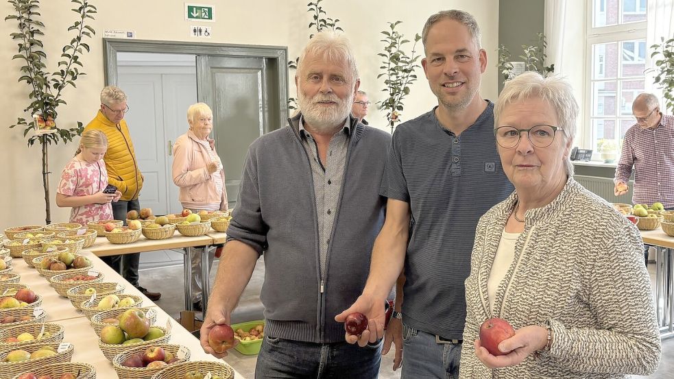 Drei der Gründer des Vereins: Onno Ahrends (links), der Vorsitzende Manuel Becker und Gertrud van Mark. Foto: Lasse Paulsen