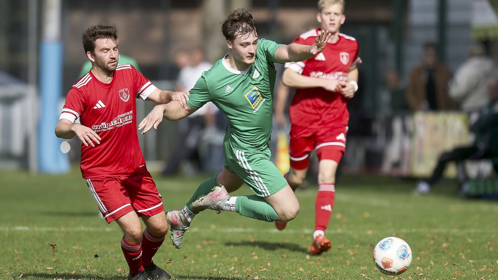 Zwischen Wallinghausen und TuRa 07 wurde um jeden Zentimeter gekämpft. Fotos: Doden/Emden