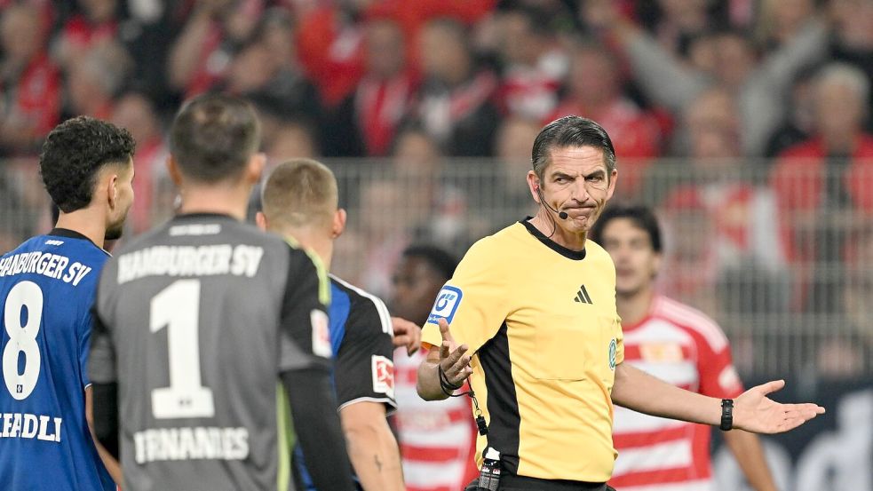 Referee Aytekin liegt mit seinem Elfmeterpfiff richtig. Foto: Soeren Stache
