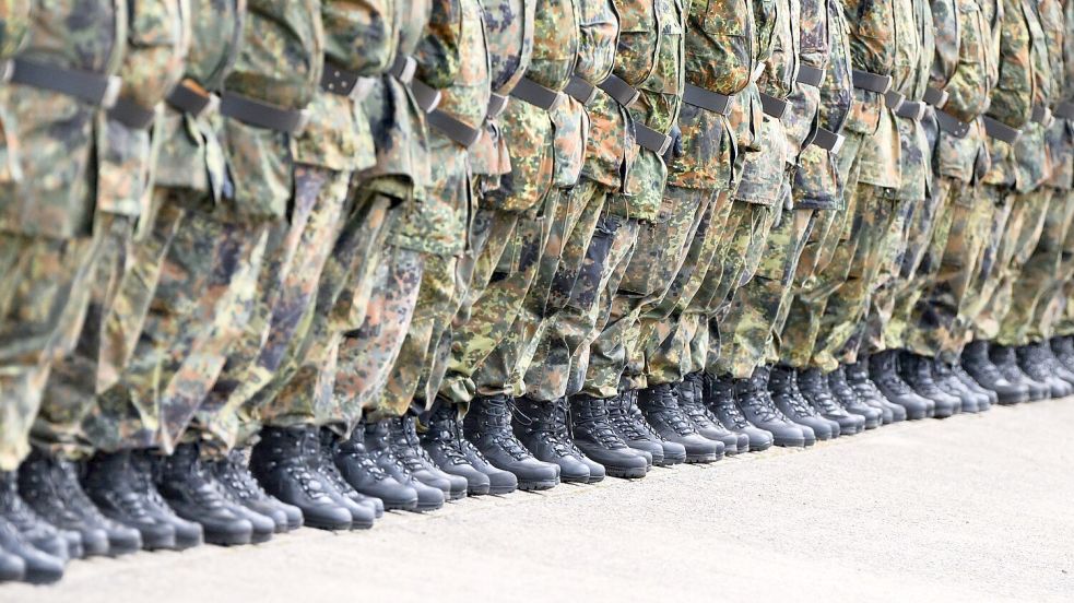 Könnte Deutschlands größter Vermieter Vonovia auch Wohnungen für Soldaten bereitstellen? Ja, sagt Konzernchef Rolf Buch. (Archivbild) Foto: Julian Stratenschulte