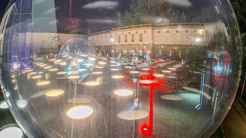 Das Frankfurter Städel, hier mit illuminiertem Garten, gehört zu den Museen, die einen langen Donnerstag anbieten. (Archivbild) Foto: Andreas Arnold