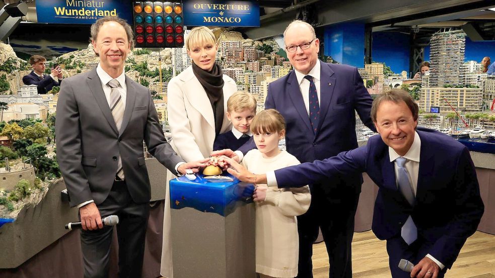 Der Fürst von Monaco (2. von rechts) war mit seiner Familie auch schon in Deutschlands wohl meistbesuchtem Museum in Hamburg. (Archivbild) Foto: Georg Wendt