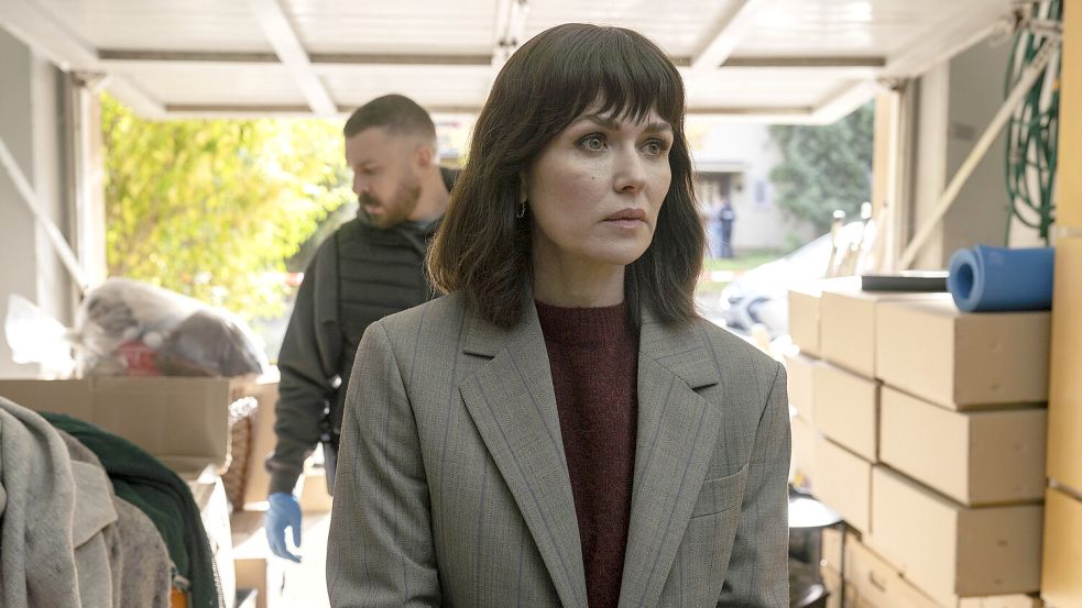 Melika Foroutan ist die neue „Tatort“-Kommissarin Maryam Azadi in Frankfurt. Im Hintergrund Edin Hasanovic als Kommissar Kulina. „Tatort: Dunkelheit“ läuft am Sonntag, 05. Oktober im Ersten und in der ARD Mediathek. Foto: © HR/Degeto/Sommerhaus/Daniel Dornhöfer