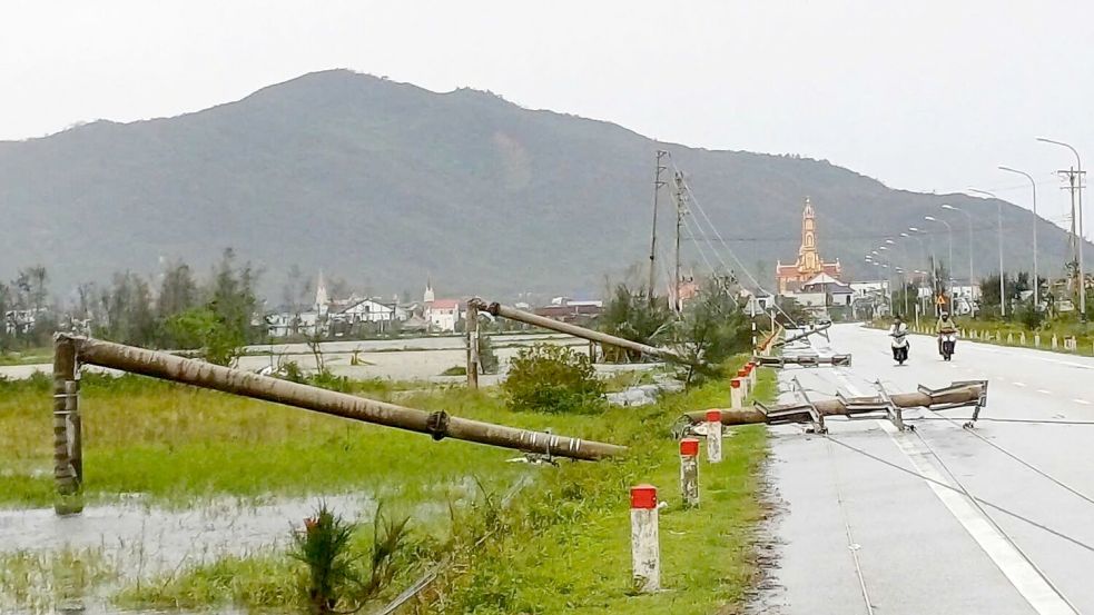 Viele Strommasten knickten in dem Sturm um. Foto: Viet Hoang/VNExpress/AP/dpa