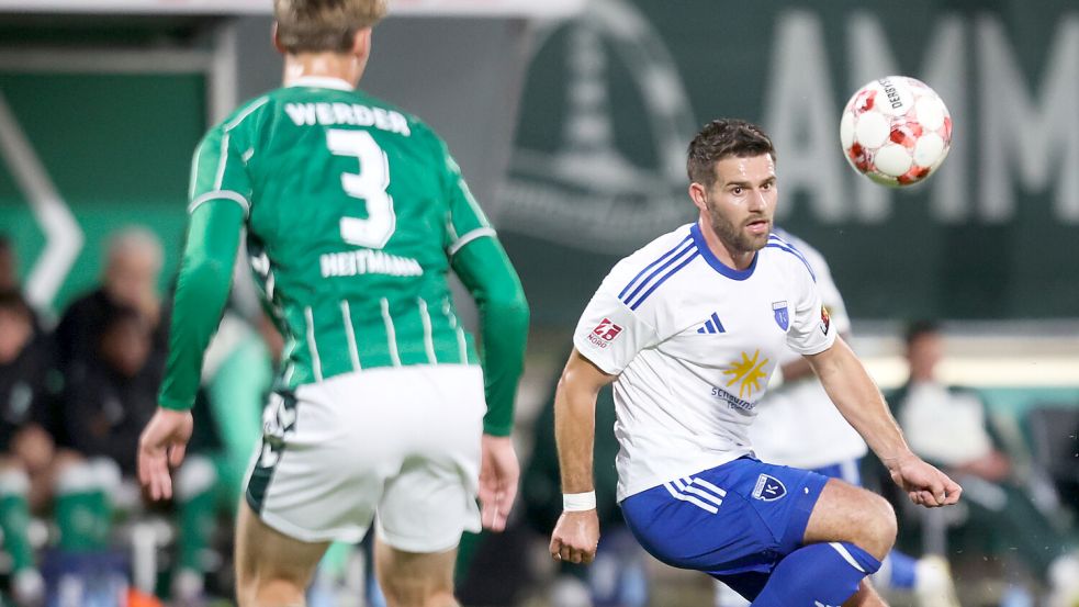 Tido Steffens (rechts) holte mit Kickers Emden einen Punkt in Bremen. Foto: Jens Doden/Emden