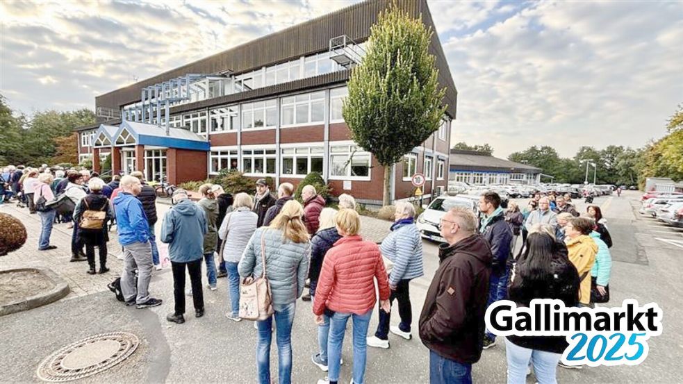 Vor dem Verlagsgebäude in Logabirum hat sich am Montagmorgen eine lange Schlange gebildet. Foto: Klaus Ortgies