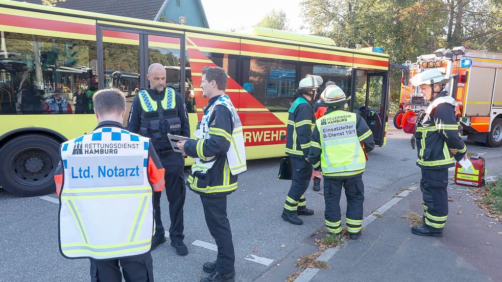 Die Kinder wurden mit dem Großraumrettungswagen zurück zur Schule gefahren. Foto: Bodo Marks